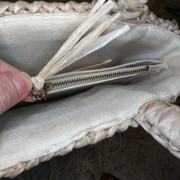 Vintage 70's Boho Crocheted Straw Small Tote Style Purse With Wood Bead & Tassel - Picture 12 of 16